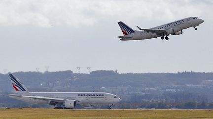 Arr&ecirc;t&eacute; jeudi, il a &eacute;t&eacute; conduit vendredi &agrave; l'a&eacute;roport Roissy-Charles de Gaulle. (ALEXANDER KLEIN / AFP)