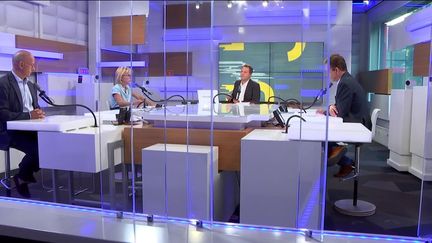 De gauche à droite : Jean-Jérôme Bertholus, Carole Barjon, Marc Fauvelle et Renaud Dély, le plateau des informés du matin du 6 septembre 2021. (FRANCEINFO / RADIO FRANCE)