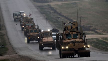 Un convoi militaire américain à Manbij, au nord de la Syrie, le 30 décembre 2018. (DELIL SOULEIMAN / AFP)