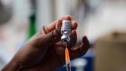 Vaccin : une troisième dose est-elle envisagée par les pays étrangers ?