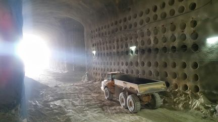 Un cimetière sous terrain est en cours de construction à Jérusalem. L’édifice fait 50 mètres de profondeur.&nbsp; (ETIENNE MONIN/FRANCEINFO)