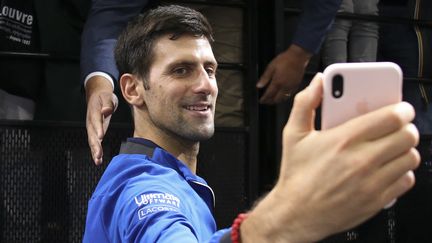 Le tennisman Novak Djokovic en train de se prendre en photo lors du tournoi de Bercy le 3 novembre 2019 au tournoi de Bercy. (JEAN CATUFFE / GETTY IMAGES EUROPE)