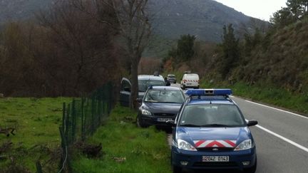 Les forces de l'ordre sur les lieux o&ugrave; a &eacute;t&eacute; trouv&eacute;e la victime, &agrave; Caporalino (Haute-Corse), le 25 mars 2013. (FRANCE 3 CORSE)