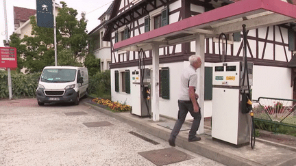 Les stations-service indépendantes sont très inquiètes, car elles n’arrivent pas à suivre la guerre des prix que se livre la grande distribution. Les 5 800 stations indépendantes en France ont aussi un rôle social dans certaines communes. (France 2)