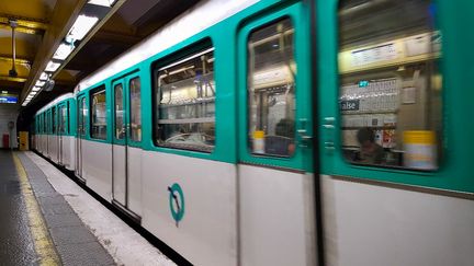 Un métro sur le quai de la station Père Lachaise, à Paris. (AMAURY CORNU / HANS LUCAS)