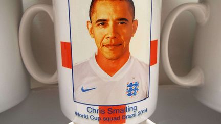 La photo du pr&eacute;sident am&eacute;ricain Barack Obama a &eacute;t&eacute; imprim&eacute;e par erreur sur des mugs &agrave; la place du d&eacute;fenseur anglais Chris Smalling dans une entreprise du Dorset (Royaume-Uni), le 23 juin 2014. (REX / SIPA)