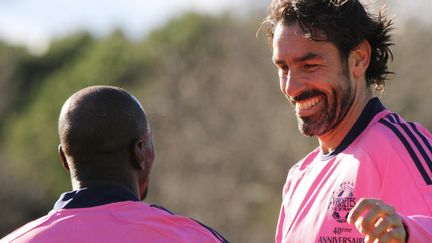 Robert Pirès et (de dos) Claude Makelele, sous le maillot du Variétés Club de France. (VARIETES CLUB DE FRANCE)