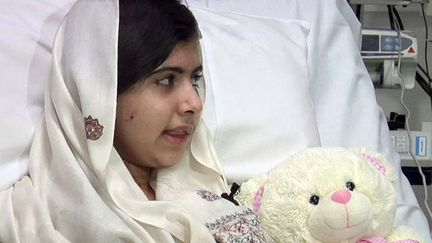 Malala Yousufzai, la jeune Pakistanaise bless&eacute;e &agrave; la t&ecirc;te&nbsp;se repose &agrave; l'h&ocirc;pital de Birmingham (Royaume-Uni), f&eacute;vrier 2013. (REUTERS)