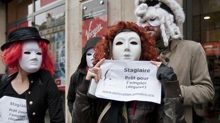 Affubl&eacute; d'un masque blanc, des membres du collectif G&eacute;n&eacute;ration pr&eacute;caire manifestent devant le Virgin Megastore des Champs-Elys&eacute;es &agrave; Paris, le 13 novembre 2012. (CITIZENSIDE.COM / AFP)