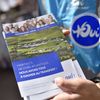 Un militant pro-Notre-Dame-des-Landes distribue un tract à Nantes, le 22 juin 2016. (LOIC VENANCE / AFP)