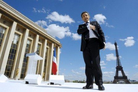 Nicolas Sarkozy remercie les militants, le 1er mai 2012. (AFP - Philippe Wojazer)