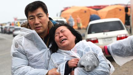 Une proche d'un passager disparu dans le&nbsp;naufrage du "Sewol" &eacute;clate en sanglots &agrave; Jindo (Cor&eacute;e du Sud), le 17 avril 2014. (AHN YOUNG-JOON / AP / SIPA)