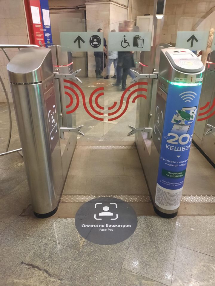 Les entrées du métro de Moscou proposent dorénavant le "paiement biométrique", comme indiqué au sol ici, dans la station Tchistye Proudy. à Moscou (Russie), le 14 octobre 2021. (SYLVAIN TRONCHET / RADIO FRANCE)