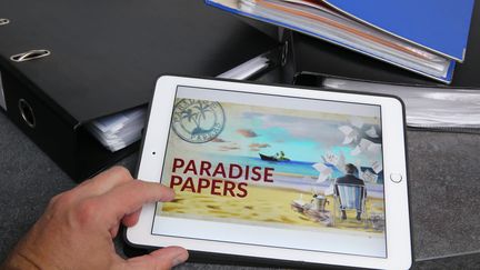 Une tablette où figure le dossier "Paradise Papers". (MAXPPP)