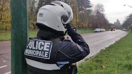 Un motard de la police municipale parisienne, lors d'une opération de contrôle. (Pierre de Baudouin)