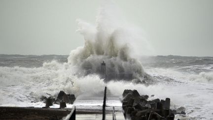 Des vagues frappent violemment la c&ocirc;te de la ville de&nbsp;Hanstholm, dans le nord du&nbsp;Danemark, le 5 d&eacute;cembre 2013 lors du passage de la temp&ecirc;te. (HENNING BAGGER / AFP)