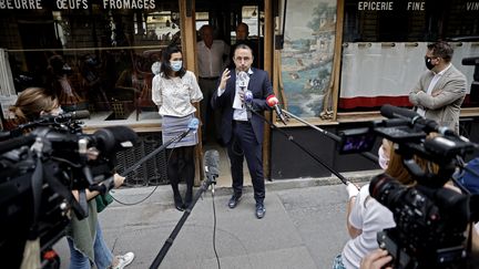 Stéphane Manigold, directeur de quatre restaurants dans la capitale, donne une conférence de presse à Paris, le 22 mai 2020. (THOMAS COEX / AFP)