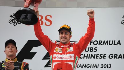 Fernando Alonso, pilote de l'&eacute;cuire Ferrari, vainqueur du Grand Prix de Formule 1 de Chine, le 14 avril 2013 &agrave; Shanghai. (PETER PARKS / AFP)