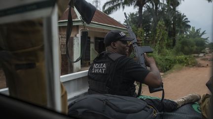 L'agence de lutte contre la drogue du Nigeria en opération de ratissage le 22 novembre 2018 dans le village d'Obinugwu. (STEFAN HEUNIS / AFP)