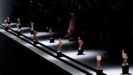 Des mains sortent du podium &agrave; l'issue du d&eacute;fil&eacute; Anya Hindmarch lors de la fashion week de Londres (Royaume-Uni), le 18 f&eacute;vrier 2014. (ANDREW COWIE / AFP)