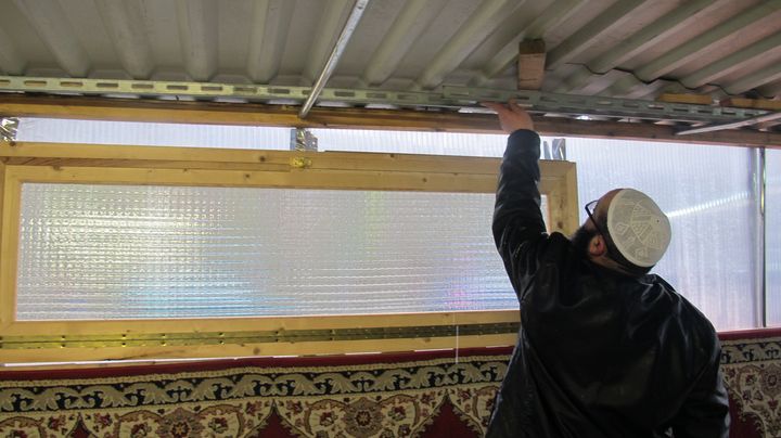 Un fid&egrave;le tente de r&eacute;parer une fuite sur le toit de la mosqu&eacute;e du Londeau, &agrave; Noisy-le-Sec (Seine-Saint-Denis), le 30 janvier 2015. (ARIANE NICOLAS / FRANCETV INFO)