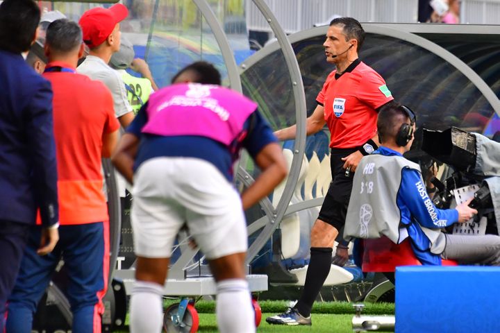 Milorad Mazic, l'arbitre de la rencontre entre le Sénégal et la Colombie, va consulter la VAR pour juger un penalty, le 28 juin 2018 lors de la Coupe du monde en Russie. (LUIS ACOSTA / AFP)