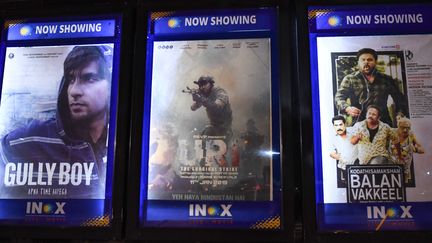 Des affiches du film "Uri" dans un cinéma indien en février 2019. (PRAKASH SINGH / AFP)