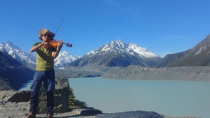 Born in Vendée where he began playing the viola at the age of 7, Christophe continued his musical training at the Angers Conservatory: gold medal in 2004 in theory and silver medal in viola. (CHRISTOPHE TOUCHARD)