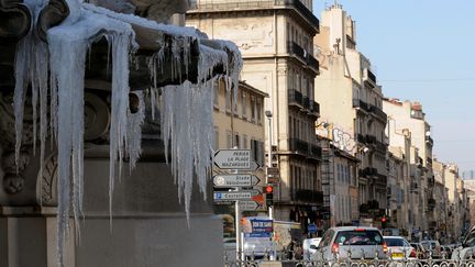 A Marseille, l'eau de la fontaine de la place Castellane s'est chang&eacute;e en glace, le 6 f&eacute;vrier 2012. (NICOLAS VALLAURI / MAXPPP / LA PROVENCE)