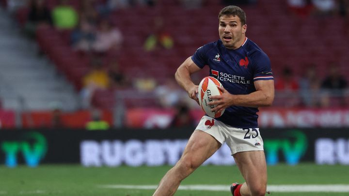 Antoine Dupont lors du match de rugby à 7 entre la France et la Grande-Bretagne, à Madrid, le 1er juin 2024. (PIERRE-PHILIPPE MARCOU / AFP)