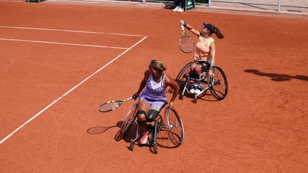 Pauline Deroulede associée à Emmanuelle Morch à Roland-Garros, lors du 1er tour du tournoi de tennis-fauteuil le 8 juin 2023. (CLEMENT MAHOUDEAU / FFT)