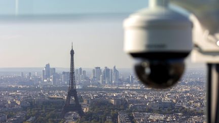 Une caméra de surveillance à Paris, le 7 septembre 2023. Photo d'illustration. (VINCENT ISORE / MAXPPP)