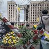 Les habitants de Mykolaïv (Ukraine) se recueillent, le 29 mars 2023, devant le siège de l'administration régionale, visée par une frappe il y a un an. (MATHIEU DREUJOU / FRANCE TELEVISIONS)