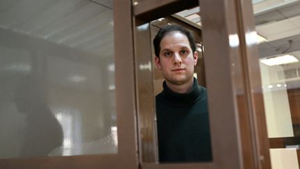 Le journaliste américain Evan Gershkovich, depuis le box des accusés au tribunal de Moscou (Russie), le 20 février 2024. (NATALIA KOLESNIKOVA / AFP)