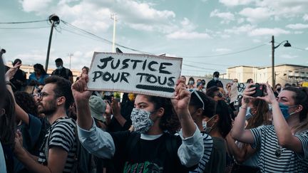 Rassemblement pour dénoncer les violences policieres au tribunal de grande instance de Paris organisé par le collectif "justice pour Adama" (Traoré), le 2 juin 2006. (BENO?T DURAND / HANS LUCAS)