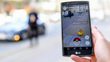 Un Pokemon du jeu Pokemon Go s'affiche en réalité augmentée sur un smartphone.
 ( Frederic Sierakowski / Isopix/ Sipa)