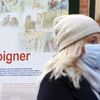 Une femme portant un masque devant l'institut Pasteur à Paris, le 12 mars 2020. (MEHDI TAAMALLAH / NURPHOTO)