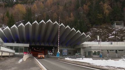 Axe majeur entre la France et l’Italie, le tunnel du Mont-Blanc (Haute-Savoie) est fermé pour deux mois pour d’importants travaux de rénovation. (France 2)