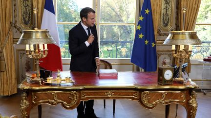 Emmanuel Macron, à son bureau de l'Elysée, en septembre 2017.&nbsp; (LUDOVIC MARIN / AFP)