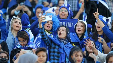 Des supporters iraniennes du club de football d'Esteghlal applaudissent lors d'un match entre Esteghlal et Mes Kerman au stade Azadi de la capitale Téhéran, le 25 août 2022. (HOSSEIN ZOHREVAND / TASNIM NEWS)