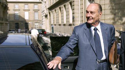 Jacques Chirac à son arrivée à son bureau à Paris, le 1er septembre 2011, cinq jours avant l'ouverture de son procès dans l'affaire des emplois fictifs à la mairie de Paris.&nbsp; (BERTRAND LANGLOIS / AFP)