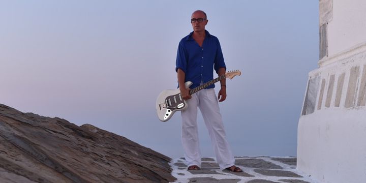 Marc Buronfosse et sa Fender VI à Paros
 (Stavros Niflis)