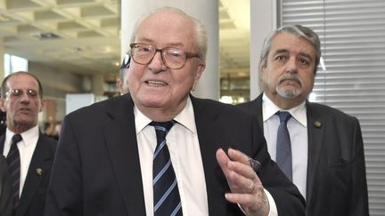 Le fondateur du Front national, Jean-Marie Le Pen,&nbsp;au tribunal de grande instance de Nanterre (Hauts-de-Seine), le 5 octobre 2016. (PHILIPPE LOPEZ / AFP)