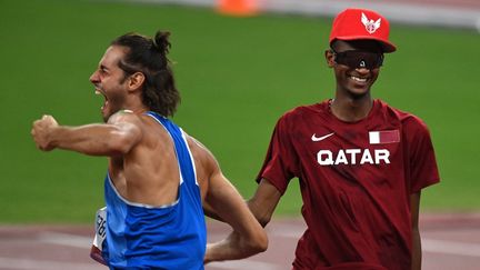 Gianmarco Tamberi et&nbsp;Mutaz Essa Barshim célèbrent leur médaille d'or partagée en saut en hauteur, le 1er août 2021, à Tokyo. (GRIGORY SYSOEV / SPUTNIK)