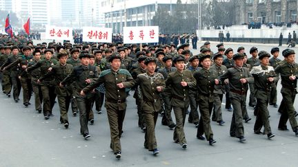 Des &eacute;tudiants nord-cor&eacute;ens d&eacute;filent lors d'un concours de chants militaires, le 17 mars 2013 &agrave; Pyongyang (Cor&eacute;e du Nord). (KNS / KCNA)