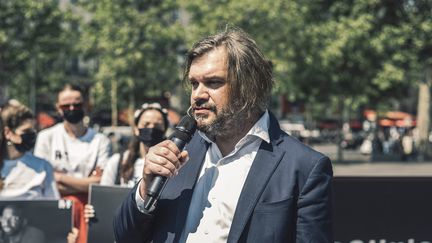 Le directeur du "Point", Etienne Gernelle, lors d'un rassemblement le 8 juin 2020&nbsp;en soutien à Olivier Dubois, journaliste kidnappé au Mali.&nbsp; (YANN CASTANIER / HANS LUCAS / AFP)