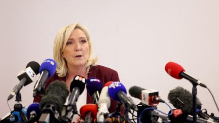 Marine Le Pen, le 12 avril 2022, dans l'Eure, à Vernon. (THOMAS SAMSON / AFP)