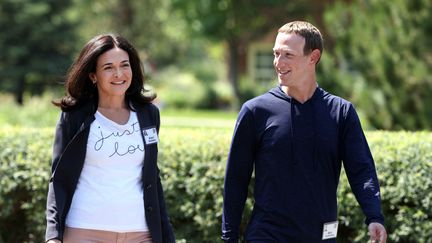 Sheryl Sandberg et&nbsp;Mark Zuckerberg discutent à Sun Valley (Etats-Unis), le 8 juillet 2021. (KEVIN DIETSCH / GETTY IMAGES NORTH AMERICA / AFP)