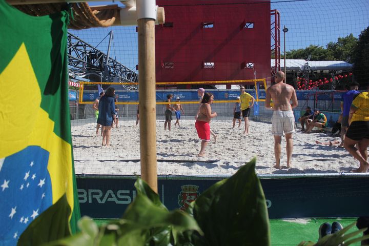 Le beach-volley est à l'honneur à la maison du Brésil, le 5 août 2024, dans le parc des nations, à la Villette, à Paris. (CLEMENT PARROT / FRANCEINFO)