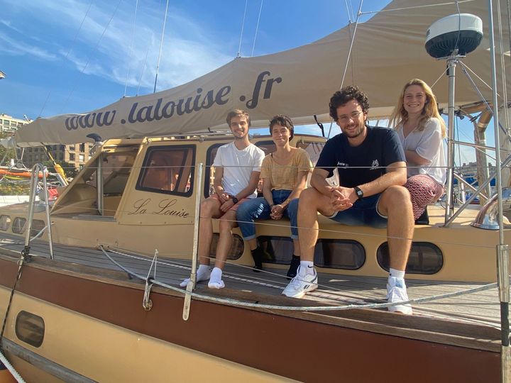 Olivier, Margot, Baptiste et Lana (de gauche à droite), 4 des six jeunes chercheurs à embarquer sur le voilier de l'expédition Antarctique 2°C, à quelques jours du départ. Marseille, 30 septembre 2021 (CHLOÉ CENARD / FRANCEINFO)